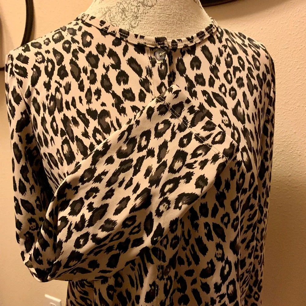 LN SUPER CUTE CROPPED BUTTON DOWN BLOUSE. LEOPARD PRINT. HITS AT WAIST. - Picture 2 of 7